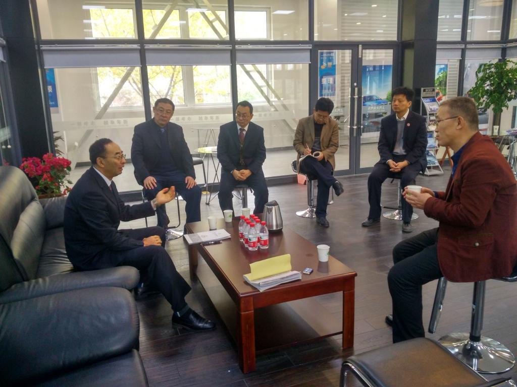 李强院长和周万春院长在汽车实训中心相互交流