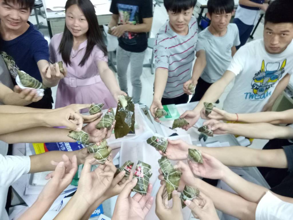 16机制五班同学们一起吃粽子