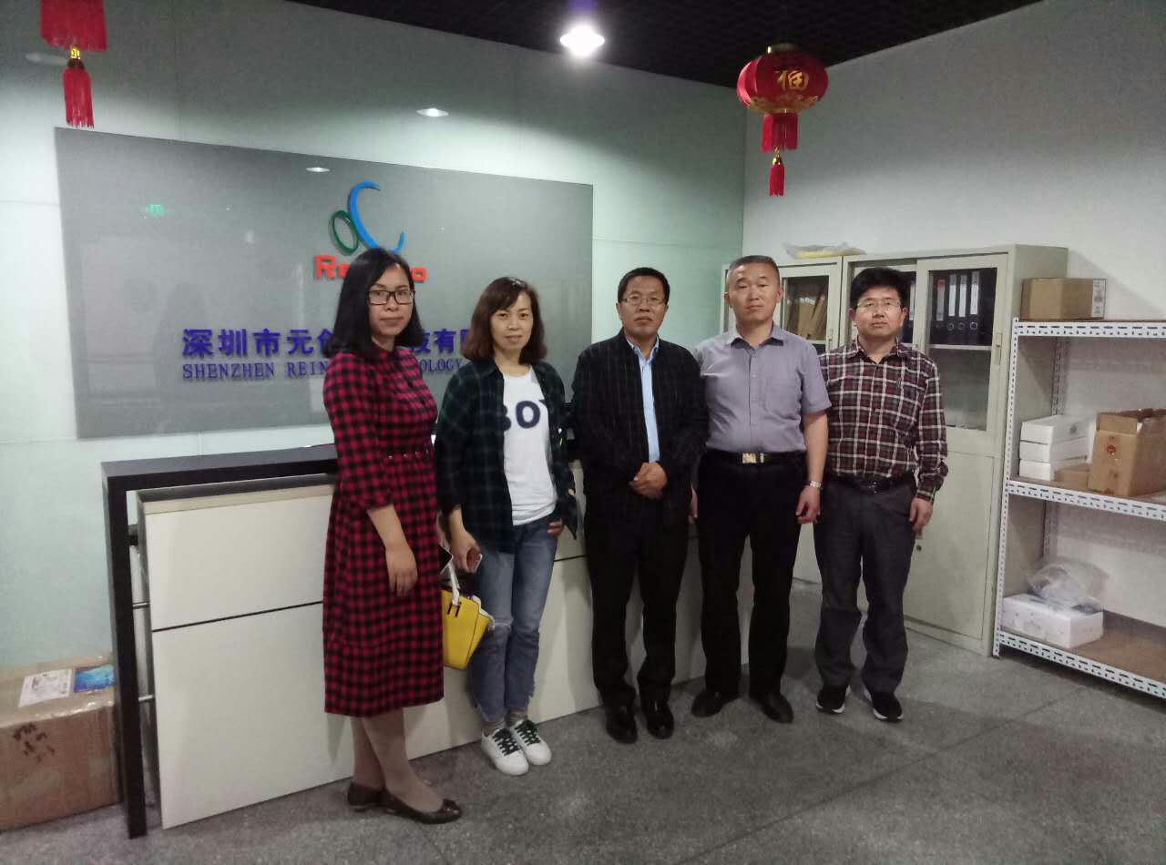 老师们和杨伽利总经理合影留念